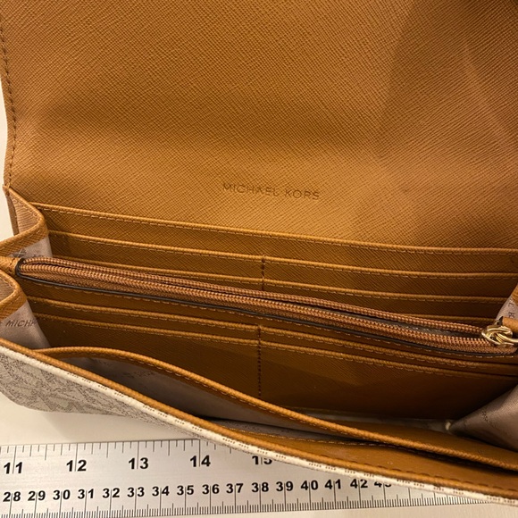 Michael Kors Jet Set Wallet - Picture 3 of 9